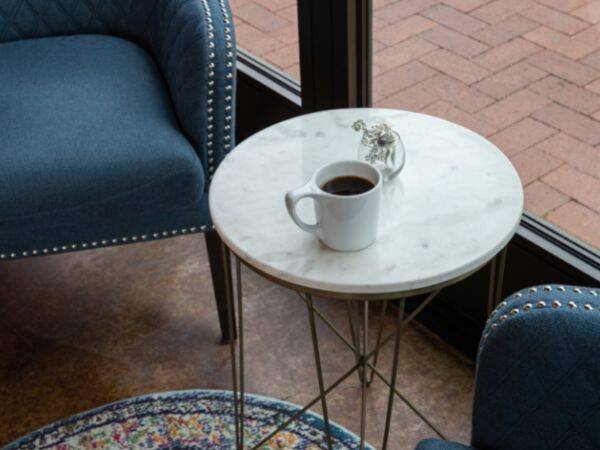 Nowoczesny stolik kawowy z blatem ze spieku kwarcowego – idealny dodatek do salonu